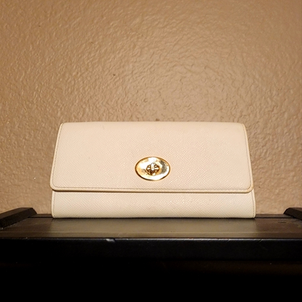 Vintage white Coach turn-lock wallet with gold hardware!
